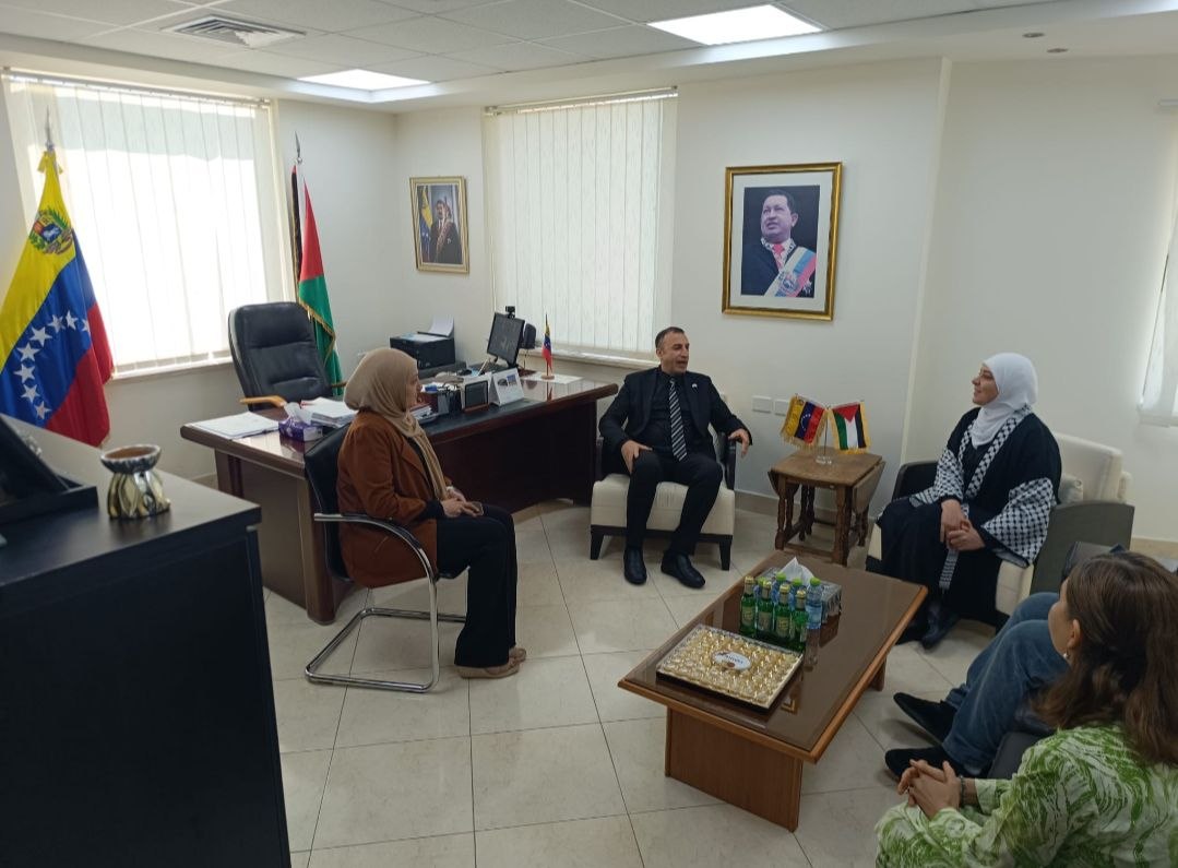 Líderes regionales y autoridades visitan la Embajada en Palestina para firmar el libro de condolencias por víctimas de los terremotos